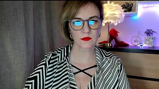 Snapshot of feliziaDesire chatting on 10-12-25, 01:12 feliziaDesire online show from 10-12-25, 01:12