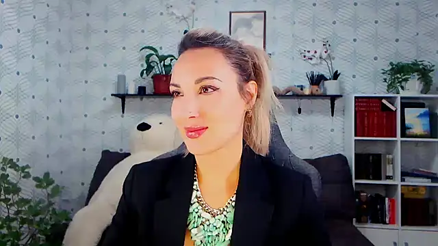Snapshot of MillaXQueen chatting on 10-25-25, 03:01 MillaXQueen online show from 10-25-25, 03:01