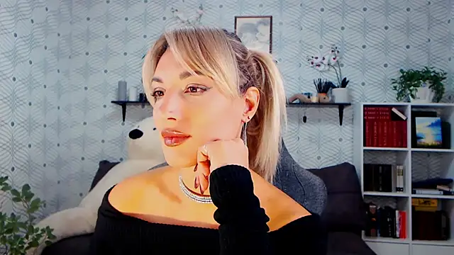 Snapshot of MillaXQueen chatting on 10-11-25, 12:06 MillaXQueen online show from 10-11-25, 12:06
