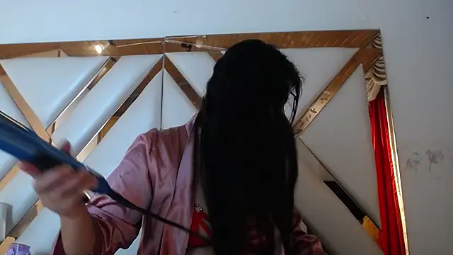 Snapshot of nathaly_low1 chatting on 04-15-26, 01:37 nathaly low1 online show from 04-15-26, 01:37