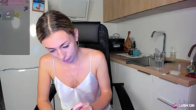 Snapshot of DannaEvan chatting on 09-27-25, 02:23 DannaEvan online show from 09-27-25, 02:23