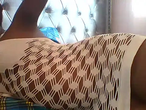 Snapshot of Sexy_Chocolate_Babe chatting on 02-17-25, 06:31 Sexy Chocolate Babe online show from 02-17-25, 06:31