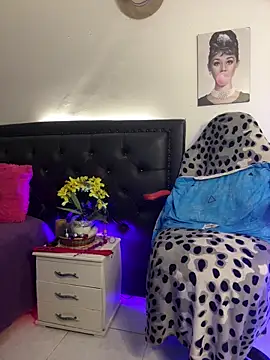 Snapshot of lonely_shewolf chatting on 12-15-25, 04:02 lonely shewolf online show from 12-15-25, 04:02