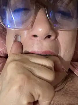 Snapshot of lonely_shewolf chatting on 10-25-25, 03:28 lonely shewolf online show from 10-25-25, 03:28