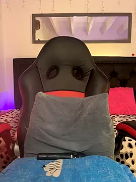 Snapshot of lonely_shewolf chatting on 11-26-25, 04:07 lonely shewolf online show from 11-26-25, 04:07