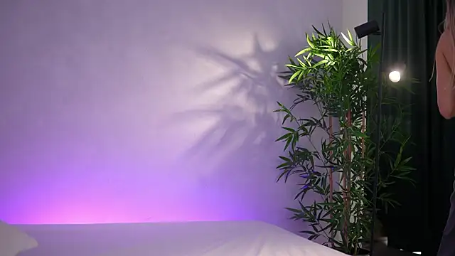 Snapshot of ArtTeasee chatting on 04-15-26, 05:46 ArtTeasee online show from 04-15-26, 05:46