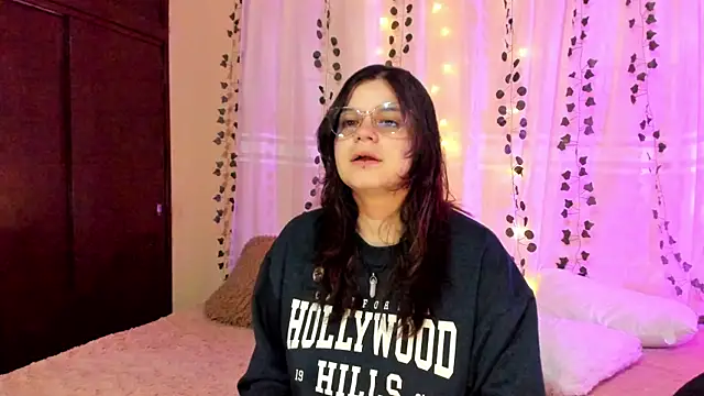 Snapshot of Mey_moon chatting on 12-12-24, 11:25 Mey moon online show from 12-12-24, 11:25