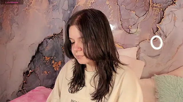 Snapshot of Mey_moon chatting on 02-25-26, 03:29 Mey moon online show from 02-25-26, 03:29