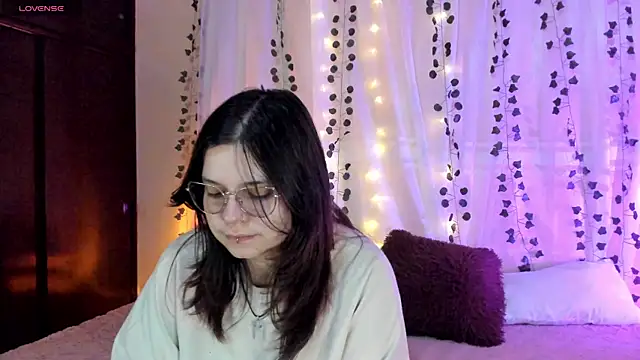 Snapshot of Mey_moon chatting on 12-11-24, 08:18 Mey moon online show from 12-11-24, 08:18