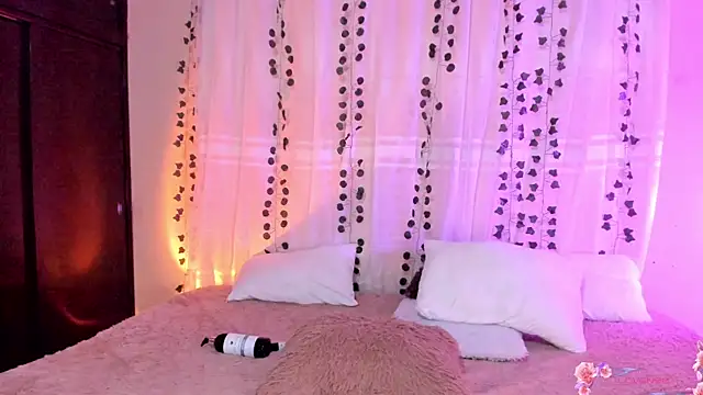 Snapshot of Mey_moon chatting on 12-04-24, 12:35 Mey moon online show from 12-04-24, 12:35