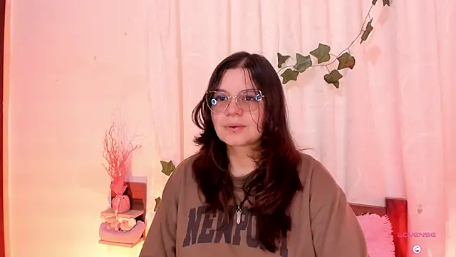 Snapshot of Mey_moon chatting on 02-25-25, 05:30 Mey moon online show from 02-25-25, 05:30