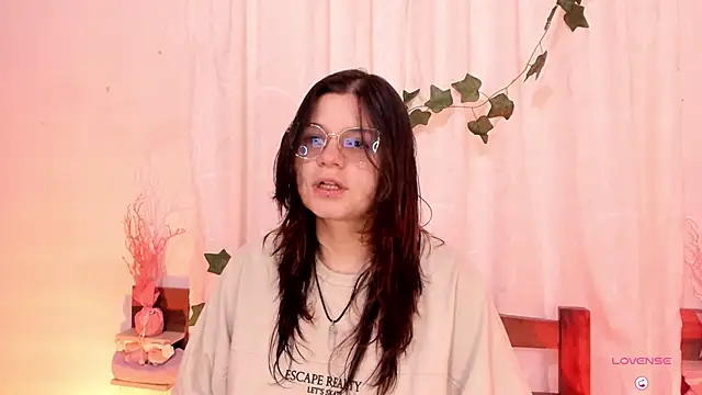 Snapshot of Mey_moon chatting on 02-15-25, 05:17 Mey moon online show from 02-15-25, 05:17