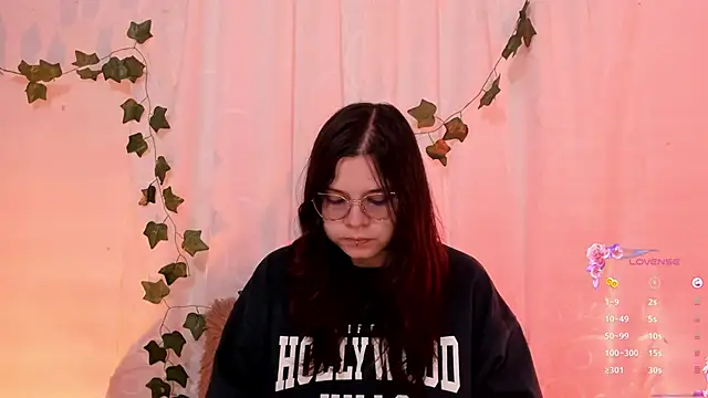 Snapshot of Mey_moon chatting on 03-18-25, 10:15 Mey moon online show from 03-18-25, 10:15