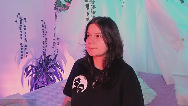 Snapshot of Mey_moon chatting on 12-22-25, 02:55 Mey moon online show from 12-22-25, 02:55