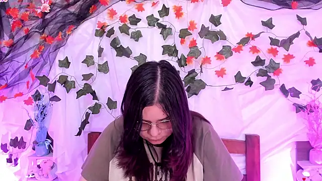 Snapshot of Mey_moon chatting on 02-06-25, 06:02 Mey moon online show from 02-06-25, 06:02