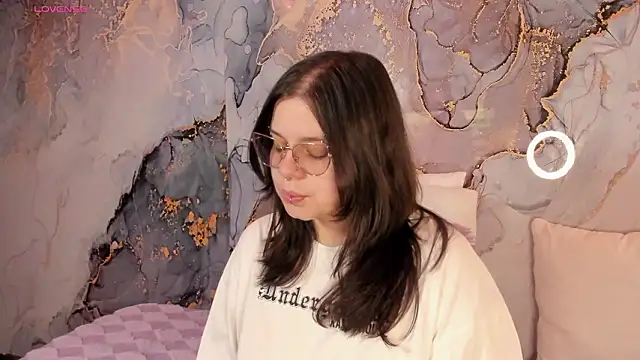 Snapshot of Mey_moon chatting on 02-22-26, 04:26 Mey moon online show from 02-22-26, 04:26