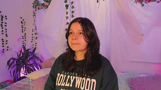 Snapshot of Mey_moon chatting on 12-20-25, 03:53 Mey moon online show from 12-20-25, 03:53