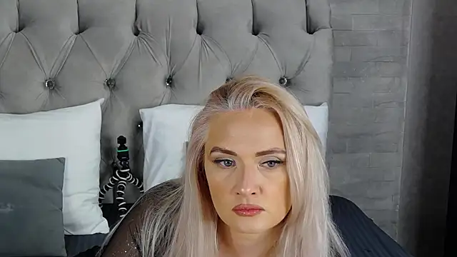 Snapshot of IsabellaDeRosa chatting on 09-28-25, 10:55 IsabellaDeRosa online show from 09-28-25, 10:55