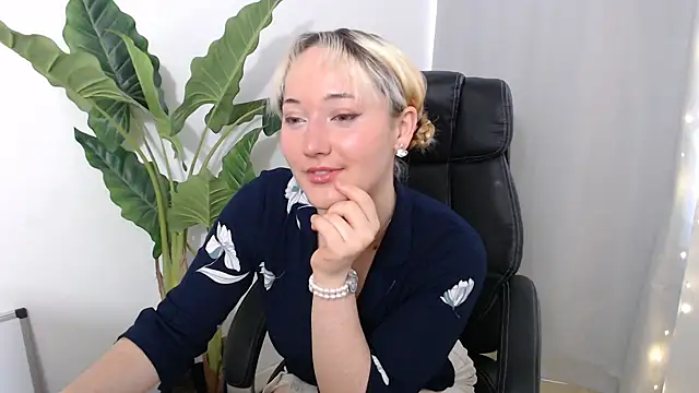 Snapshot of Crystal-dreamt chatting on 09-10-25, 10:36 Crystal-dreamt online show from 09-10-25, 10:36