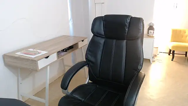 Snapshot of Crystal-dreamt chatting on 09-21-25, 02:44 Crystal-dreamt online show from 09-21-25, 02:44