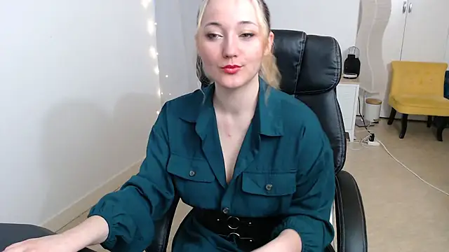 Snapshot of Crystal-dreamt chatting on 10-13-25, 08:16 Crystal-dreamt online show from 10-13-25, 08:16