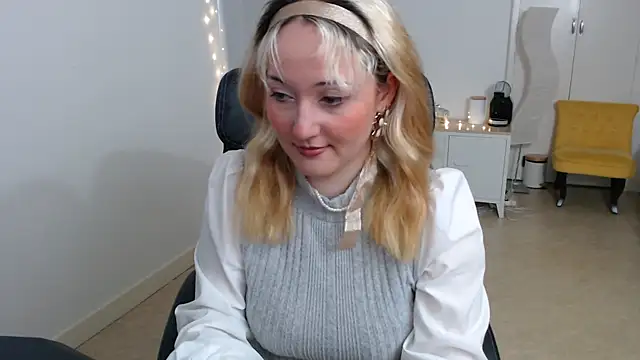 Snapshot of Crystal-dreamt chatting on 10-01-25, 12:31 Crystal-dreamt online show from 10-01-25, 12:31