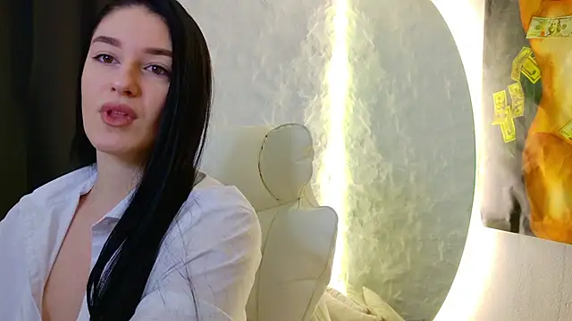 moniqque online show from 10-20-25, 04:47