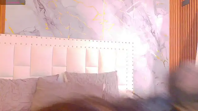 valkiria moore online show from 12-19-25, 12:18