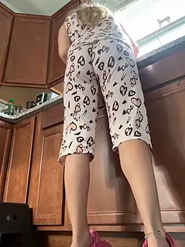 SkyelarSommer online show from 10-21-25, 01:10