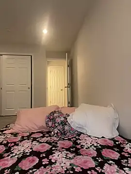 Snapshot of DominiqueX0 chatting on 02-21-25, 04:37 DominiqueX0 online show from 02-21-25, 04:37