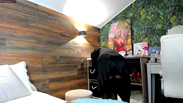 Snapshot of Your_Wet_Desire chatting on 10-15-25, 05:17 Your Wet Desire online show from 10-15-25, 05:17