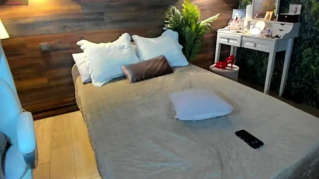 Snapshot of Your_Wet_Desire chatting on 02-21-25, 03:34 Your Wet Desire online show from 02-21-25, 03:34