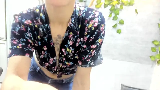 Snapshot of Mhelanny2 chatting on 05-15-26, 05:33 Mhelanny2 online show from 05-15-26, 05:33
