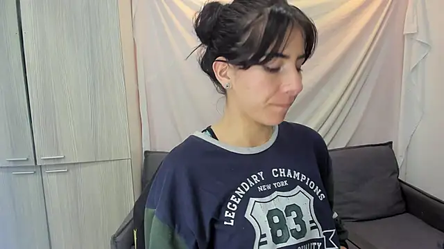 Snapshot of Mhelanny2 chatting on 09-28-25, 06:04 Mhelanny2 online show from 09-28-25, 06:04