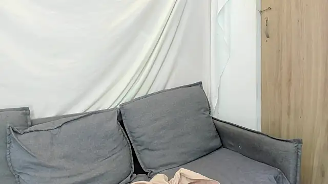 Snapshot of Mhelanny2 chatting on 09-28-25, 05:58 Mhelanny2 online show from 09-28-25, 05:58