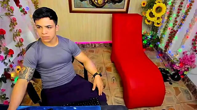 Snapshot of TheMuscularVenezuelanMan chatting on 09-19-25, 07:18 TheMuscularVenezuelanMan online show from 09-19-25, 07:18