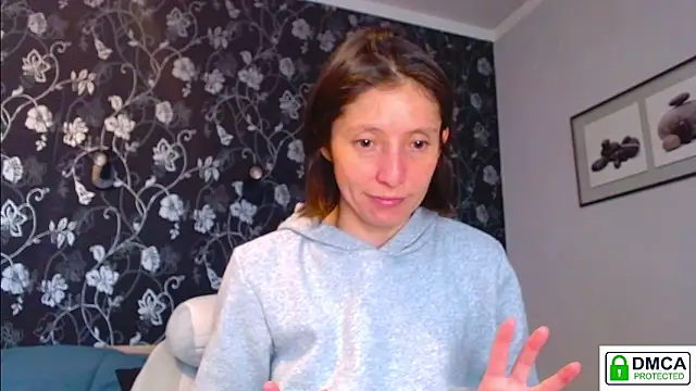 Snapshot of Sophi_Cute chatting on 06-17-26, 12:15 Sophi Cute online show from 06-17-26, 12:15