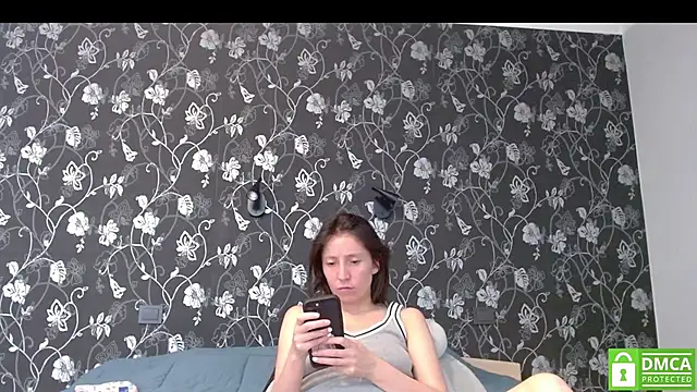 Snapshot of Sophi_Cute chatting on 07-17-26, 12:24 Sophi Cute online show from 07-17-26, 12:24