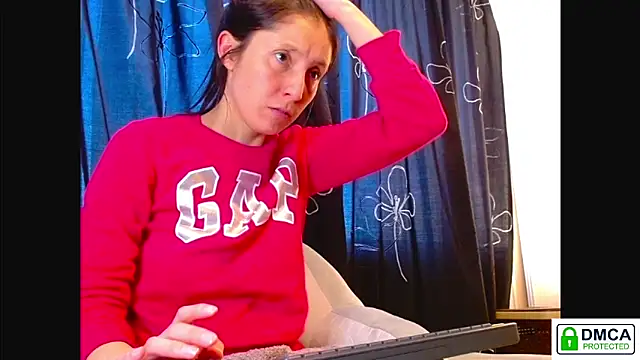 Snapshot of Sophi_Cute chatting on 02-17-26, 02:47 Sophi Cute online show from 02-17-26, 02:47