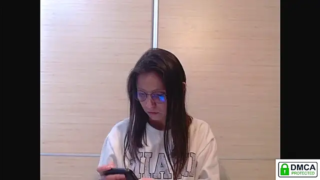 Snapshot of Sophi_Cute chatting on 04-18-26, 11:45 Sophi Cute online show from 04-18-26, 11:45