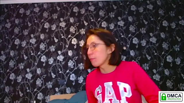 Snapshot of Sophi_Cute chatting on 05-19-26, 12:34 Sophi Cute online show from 05-19-26, 12:34