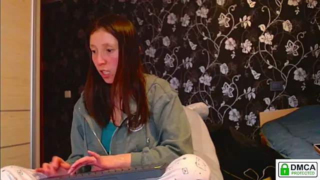 Snapshot of Sophi_Cute chatting on 02-08-26, 02:48 Sophi Cute online show from 02-08-26, 02:48