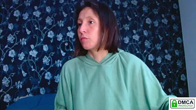 Snapshot of Sophi_Cute chatting on 06-19-26, 12:33 Sophi Cute online show from 06-19-26, 12:33