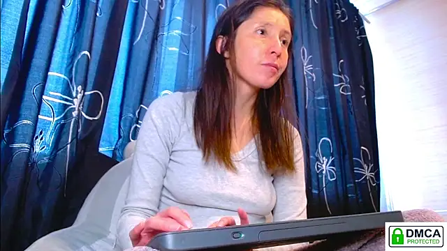 Snapshot of Sophi_Cute chatting on 02-19-26, 02:03 Sophi Cute online show from 02-19-26, 02:03