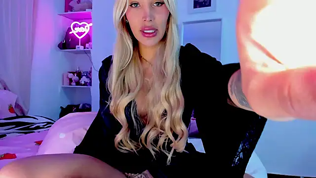 Snapshot of _viioletweekend_ chatting on 02-15-26, 08:52 viioletweekend online show from 02-15-26, 08:52