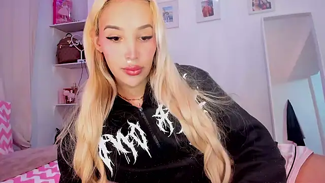 Snapshot of _viioletweekend_ chatting on 03-16-26, 08:55 viioletweekend online show from 03-16-26, 08:55