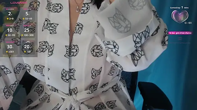 Snapshot of LaraStone__ chatting on 10-31-25, 08:33 LaraStone online show from 10-31-25, 08:33