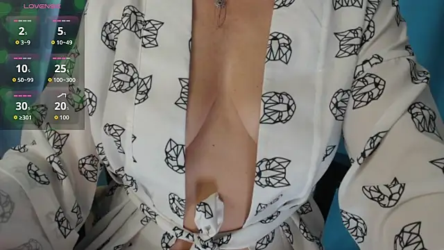 Snapshot of LaraStone__ chatting on 10-24-25, 08:35 LaraStone online show from 10-24-25, 08:35