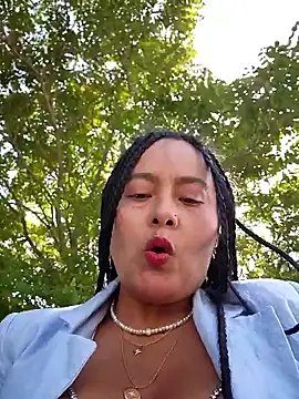 Snapshot of bellapaty chatting on 05-25-26, 02:27 bellapaty online show from 05-25-26, 02:27
