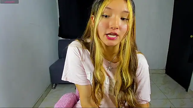 Alice bloom  online show from 12-17-25, 04:17